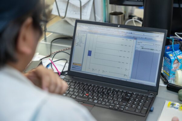 【電気制御設計】自動包装機械の制御盤設計・製作からPLCプログラム作成｜日本自働精機株式会社　採用サイト