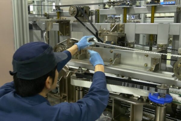 【機械組立】カートナーやシュリンクラベラーなど自動機の組立｜日本自働精機株式会社　採用サイト